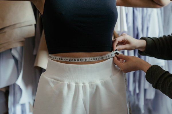 Défier les stéréotypes de la mode avec petite taille
